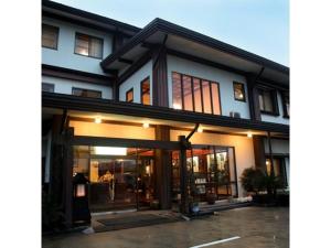 常總市的住宿－Tsukuba Town Hotel - Vacation STAY 65188v，停车场里有很多窗户的建筑