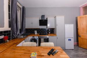 een keuken met een wasmachine en droger bij Super Central 4 Bedrooms Apartment by Calton Hill in Edinburgh