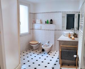 uma casa de banho branca com um WC e um lavatório em Donny Dude Panorama em Gênova