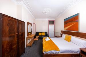 een hotelkamer met een bed en een bureau bij Super Central 4 Bedrooms Apartment by Calton Hill in Edinburgh