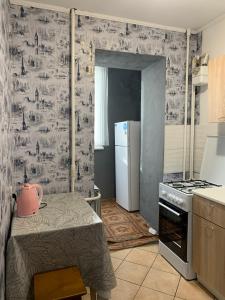 una cucina con frigorifero e tavolo di Iva Apartment a Rivne