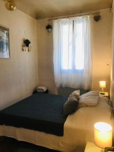 - une chambre avec un grand lit et une fenêtre dans l'établissement Appartement familial, à Mont-Dauphin