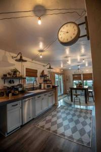 uma grande cozinha com um relógio no tecto em Assist the Bliss - SPA, Firesides, Griddle bbq em Twin Falls