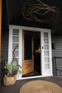 uma porta da frente de uma casa com um alpendre em Assist the Bliss - SPA, Firesides, Griddle bbq em Twin Falls