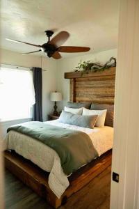 um quarto com uma cama e uma ventoinha de tecto em Assist the Bliss - SPA, Firesides, Griddle bbq em Twin Falls