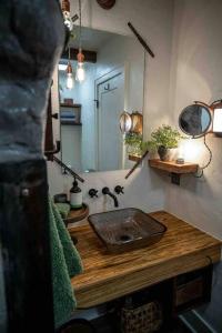 uma casa de banho com um lavatório e um espelho em Assist the Bliss - SPA, Firesides, Griddle bbq em Twin Falls