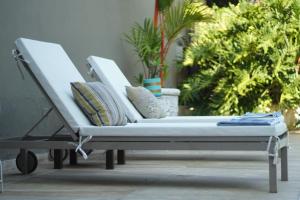 馬里基塔的住宿－casa lumka hotel boutique spa，坐在庭院的白色长凳
