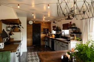 uma cozinha com armários brancos e um relógio na parede em Assist the Bliss - SPA, Firesides, Griddle bbq em Twin Falls