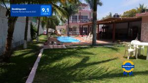 een tuin met een zwembad en een huis bij Casa Sirena Matanchen in San Blas
