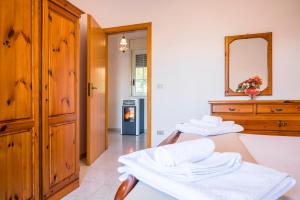 um quarto com duas mesas e um espelho e um fogão em Valateddi em Cammarata