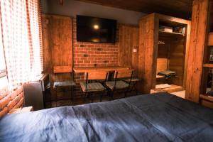 1 dormitorio con 1 cama, mesa y sillas en Little Trees Apartment, en Benecko