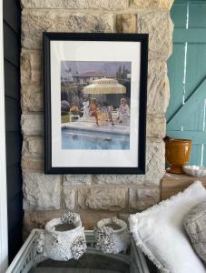 una foto de dos personas sentadas junto a una piscina en Avalon Beach Cottage- The Islander, en Avalon