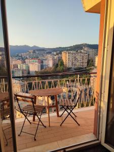 uma mesa e cadeiras numa varanda com vista em Donny Dude Panorama em Gênova