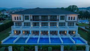 una vista aérea de una casa grande con piscina en Hotel Du Lac Congress Center & Spa, en Ioannina