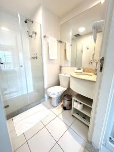 a bathroom with a toilet and a shower and a sink at V717 Maravilhoso flat em Brasília in Brasilia
