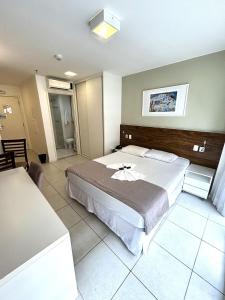 um quarto de hotel com uma cama e uma casa de banho em F1104 Flat de ótima localização e fácil acesso em Brasília