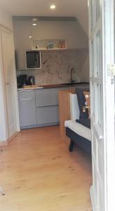 salon z kanapą i kuchnią w obiekcie Tæt på Langesø w mieście Morud