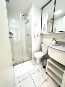 uma casa de banho com um chuveiro e um WC. em F1104 Flat de ótima localização e fácil acesso em Brasília