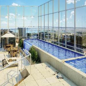 uma grande piscina no topo de um edifício em F1104 Flat de ótima localização e fácil acesso em Brasília