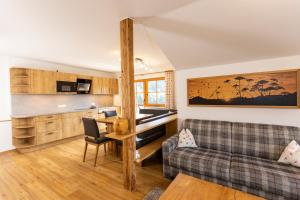 un soggiorno con un divano e un tavolo di Haus Berg & Tal a Hirschegg