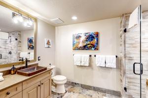 Un baño con lavabo, inodoro y ducha. en Aspenwood Lodge, Unit 203, en Edwards 8 fotos más