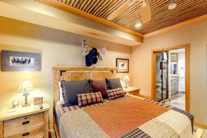 un dormitorio con una cama en una habitación en Aspenwood Lodge, Unit 203, en Edwards