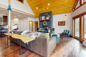 RonaldにあるThe Bear Hugのソファと暖炉のあるリビングルーム