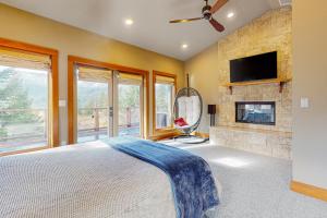 RonaldにあるThe Bear Hugのベッドルーム(ベッド1台、暖炉、テレビ付)