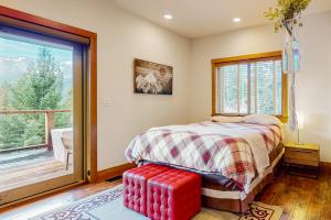 RonaldにあるThe Bear Hugのベッドと大きな窓のある寝室
