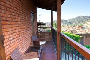 een veranda met stoelen en een balkon met uitzicht bij Enipnion Apartments in Kakopetria