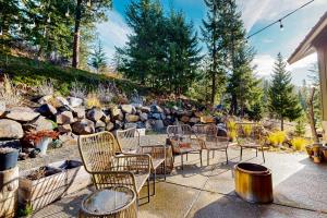 RonaldにあるThe Bear Hugの庭の椅子・テーブル