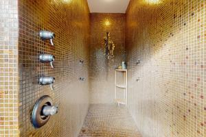 RonaldにあるThe Bear Hugの隅にトイレがあるタイル張りのバスルーム +34枚の写真