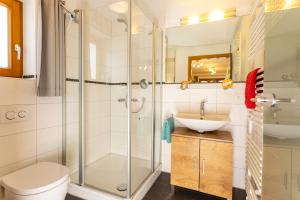 un bagno con doccia e lavandino di Haus Berg & Tal a Hirschegg