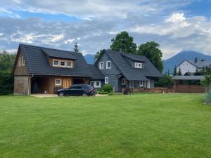 een huis met een auto in de tuin bij Chata Dante in Liptovský Mikuláš