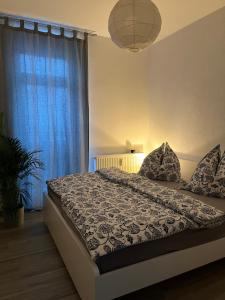 1 dormitorio con 1 cama grande y cortinas azules en Bergstadtwohnung, en Freiberg