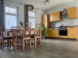 eine Küche und ein Esszimmer mit einem Tisch und Stühlen in der Unterkunft Bergstadtwohnung in Freiberg