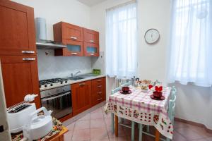 une cuisine avec une table et une horloge murale dans l'établissement Appartamento Margaritone, à Arezzo
