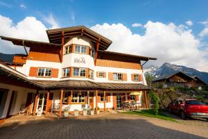 un edificio con un'auto parcheggiata di fronte di Haus Berg & Tal a Hirschegg