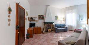 a living room with a couch and a chair at Appartamento Margaritone in Arezzo