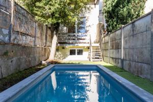 a swimming pool in the yard of a house at Appartement 50m2 parfait état avec piscine privée in Bordeaux
