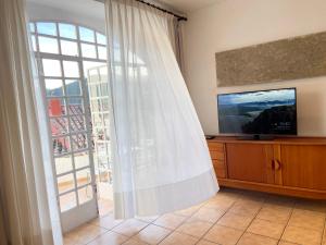 TV a/nebo společenská místnost v ubytování Piso en Vall de Almonacid con vistas, aire acondicionado, Wifi y Smart TV + 20 fotografií