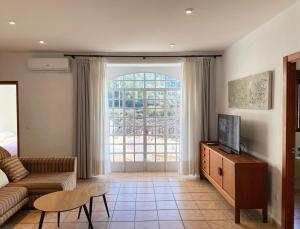 TV a/nebo společenská místnost v ubytování Piso en Vall de Almonacid con vistas, aire acondicionado, Wifi y Smart TV