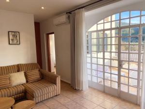Posezení v ubytování Piso en Vall de Almonacid con vistas, aire acondicionado, Wifi y Smart TV