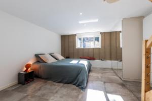 a bedroom with a bed and a bath tub at Appartement 50m2 parfait état avec piscine privée in Bordeaux +10 photos