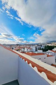 uma vista para uma cidade a partir do telhado de um edifício em Anadia Atrium em Funchal