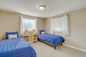 Säng eller sängar i ett rum på Gig Harbor Vacation Rental Home 1 Mi to Uptown!