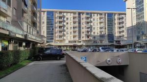une voiture garée dans un parking d'une ville dans l'établissement Allurian Apartment - City kvart, à Podgorica