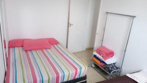 Habitación con cama y espejo. en Hospedagem Reserva da Praia, en Recreio dos Bandeirantes