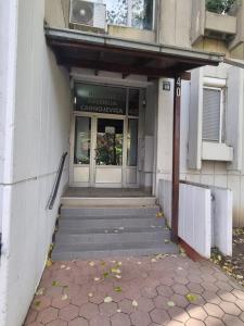 un ingresso a un edificio con porta e scale di Hawaii 08, 2 bedrooms, with garage a Novi Beograd