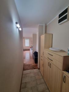 una cucina con frigorifero e armadietti in legno di Hawaii 08, 2 bedrooms, with garage a Novi Beograd